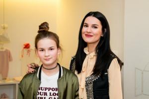 Дочка полетіла за океан: Маша Єфросиніна розплакалася перед шанувальниками