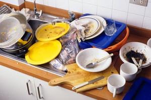 Почему нельзя оставлять грязную посуду на ночь: приметы и суеверия