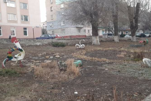 "Екологію берегти треба": У Лисичанську на одному з майданчиків прибрали фігури з шин