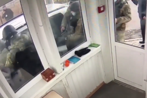 Неадекватний водій намагався тараном прорватися через КПВВ "Чонгар" до Криму