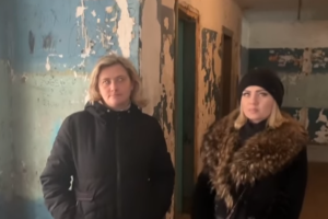 "Небезпечно ходити по такому під'їзду": в яких умовах змушені жити сєверодончани (відео)