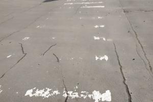 "Краска закончилась?": Лисичанам приходится догадываться, где можно перейти дорогу