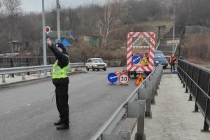 На мосту между Лисичанском и Северодонецком начали "латать" ямы по требованию патрульных