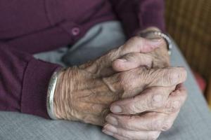 Обещанных компенсаций по 400 гривен пенсионерам старше 75 лет не будет: Кабмин отложил начало выплат