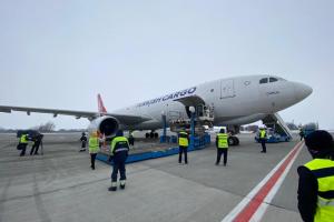 Самолет с вакциной от COVID-19 приземлился в Украине: фото