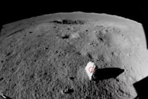 Китайский луноход обнаружил на обратной стороне Луны странный объект: что бы это могло быть?  (фото, видео)