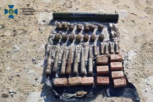 Возле стекольного завода в Лисичанске нашли схрон с боеприпасами и взрывчаткой