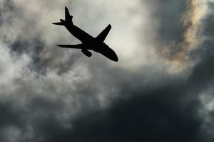 Второй инцидент с Boeing за день: в Нидерландах часть двигателя самолета упала на женщину