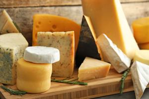 Чем может быть опасен сыр: малоизвестные свойства популярного продукта