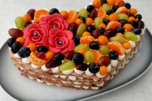 Фруктовий тортик у вигляді серця