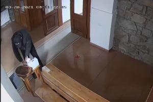 Перекрестился и обработал руки антисептиком: курьезное ограбление церкви на Закарпатье (видео)