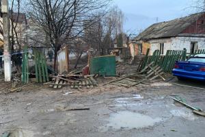 Под Киевом прогремел мощный взрыв: образовалась воронка, повреждены машины и ограждения