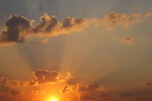 Солнце будет вставать среди ночи? Что ждет украинцев после отмены перевода часов