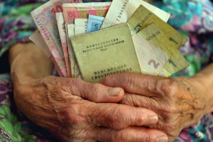 В 2021 году пенсии в Украине повысят в несколько этапов: названы сроки и суммы