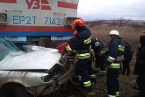 На Донетчине поезд протаранил легковушку: есть жертва