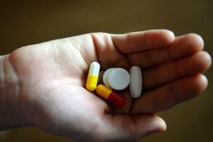 В Украине попали под запрет популярные леденцы для горла и обезболивающее: в чем причина