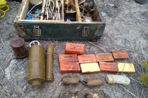 У лісі біля Рубіжного відкопали схрон зі зброєю та вибухівкою
