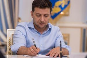 Зеленский подписал закон об оформлении иностранцам биометрических украинских виз