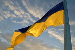 У Києві найбільший прапор України довелося приспустити через негоду