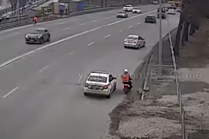 "Поймай меня, если сможешь": Видео погони патрульных за неуловимым курьером стало популярным в сети