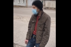 "Завис" посреди тротуара: В Лисичанске патрульные обнаружили гражданина "под кайфом"