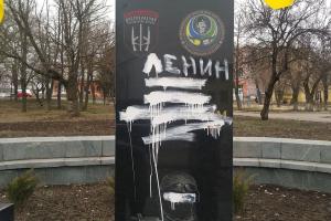 В Лисичанске вандалы повредили памятник Героям добровольцам (фото)