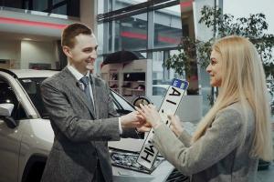 Купив і поїхав: Українці тепер можуть зареєструвати авто просто у автосалоні