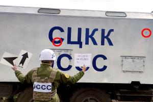 Боевики на Донбассе обстреляли автомобиль СЦКК (фото)