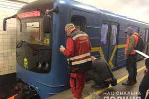 В киевском метро мужчину вытаскивали из-под поезда