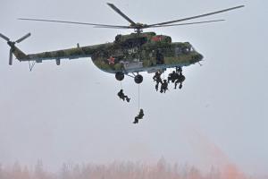 Неудачно десантировались: В России на учениях погибли 2 спецназовца - момент попал на видео