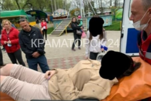 Даже смотреть больно: в Краматорске произошел несчастный случай в парке аттракционов - видео