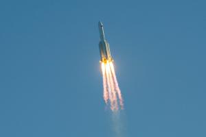 Появилось видео, как китайская ракета Long March 5B падает на Землю