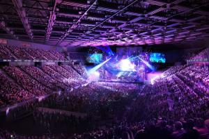 В Париже провели концерт на 5000 зрителей ради "ковидного" эксперимента