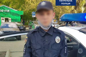 У Запоріжжі 17-річний хлопець надягнув поліцейську форму і намагався самостійно слідкувати за порядком