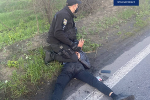 На виїзді з Сєвєродонецька затримали чоловіка, що лякав перехожих пістолетом
