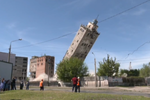 У Харкові підірвали стару будівлю елеватора: відео