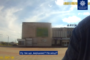 "Давай решим, братишка": в Лисичанске водитель маршрутки настойчиво предлагал патрульным взятку