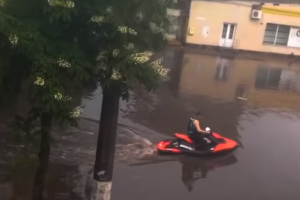 Житомир затопило: люди катались на гидроцикле и надувном матрасе прямо по улицам