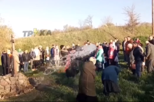 На Харківщині священик щедро "освятив" парафіян водою з відра: відео стало "вірусним" у мережі