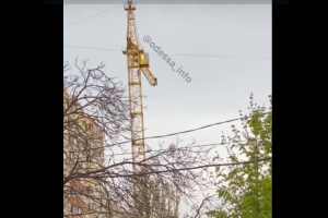 В Одессе мужчина залез на башенный кран и пил пиво, пока спасатели пытались его снять: видео