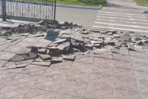 "Ноги Ленина ушли, а проблемы появились": в Лисичанске при демонтаже памятника разбили плитку на площади (видео)
