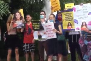 Сбежала с огромным количеством охраны: В Москве сорвали концерт Ани Лорак (видео)