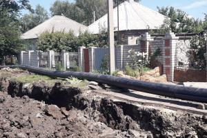 У Лисичанську замінюють трубу магістрального водоводу: робітники зіткнулися з труднощами