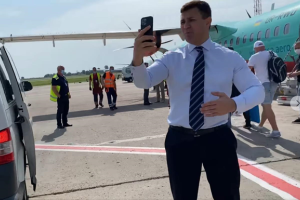 Знімав відео: У Києві затримали виліт літака через нардепа Тищенка