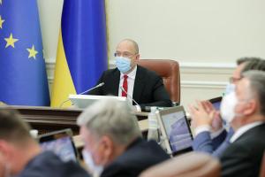 Кабмин хочет сократить количество чиновников и урезать им зарплаты