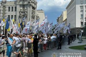У Києві на мітингу ФОПів відбулися сутички з поліцією через труну і вінки