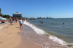 Кусаются морские блохи и цены: в сети показали обстановку в курортном Бердянске