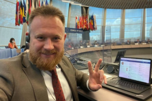 "Слуга народу", який назвав коронавірус "вигадкою", звітуватиме в ПАРЄ щодо COVID-паспортів