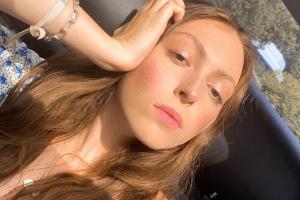 Дочь Поляковой дала концерт с нецензурными песнями: мама поддержала, а поклонники не оценили