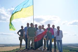 У Лисичанську на териконі шахти Мельникова встановили прапор України